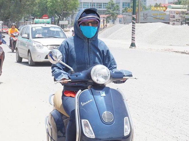 Hà Nội trải qua ngày nắng nóng gắt nhất từ đầu mùa, người dân bịt kín mít khi ra đường